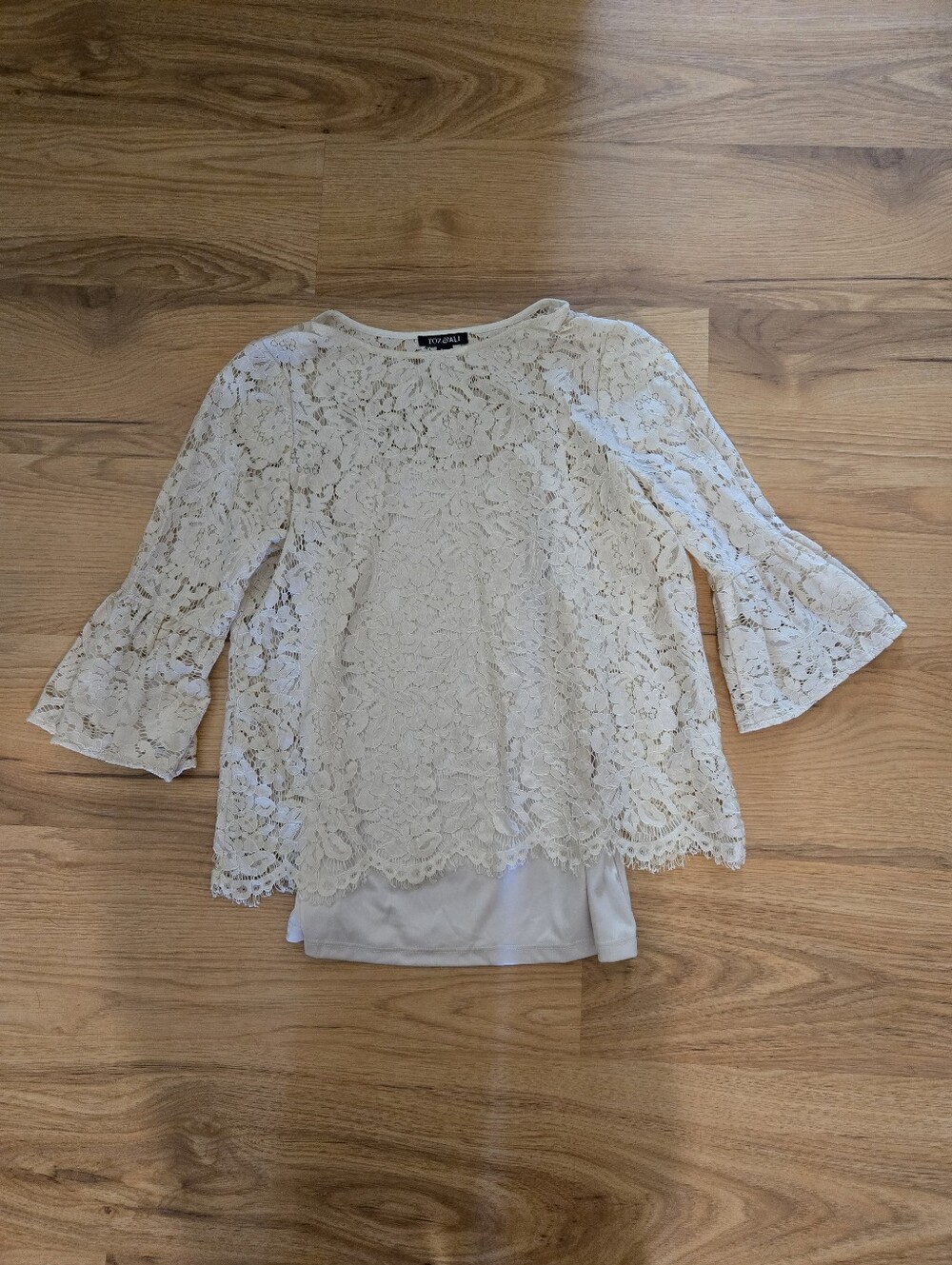 Roz & Ali - Womens 3/4 bell sleeve floral lace top